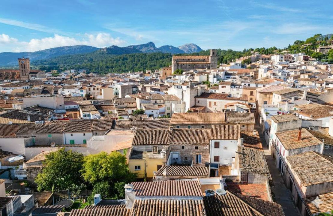 Stadthaus in Pollenca Mallorca mit großem Innenhof und Renovierungsprojekt